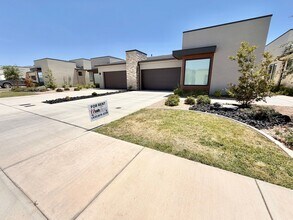Building Photo - 2932 E Snowberry Dr