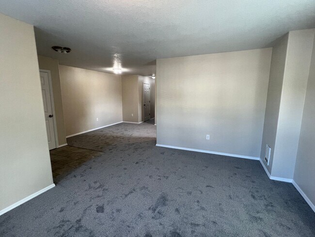 Building Photo - 10934 NE Weidler St