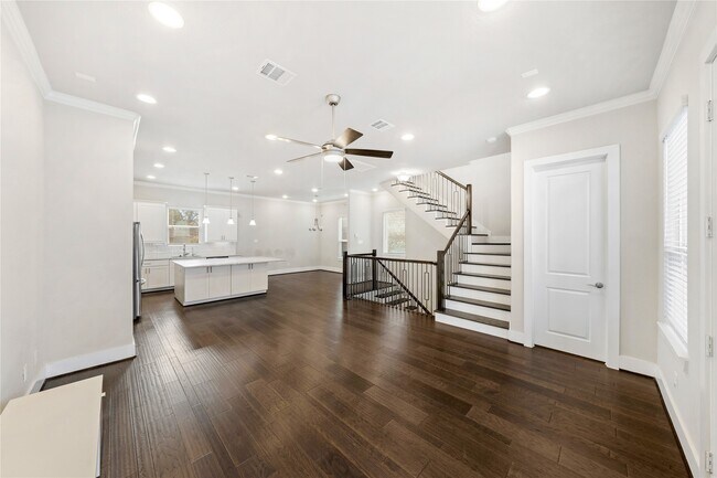 Building Photo - 420 W 28th St