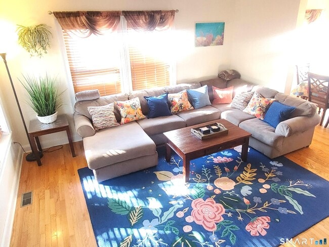 Building Photo - 1093 Shippan Ave