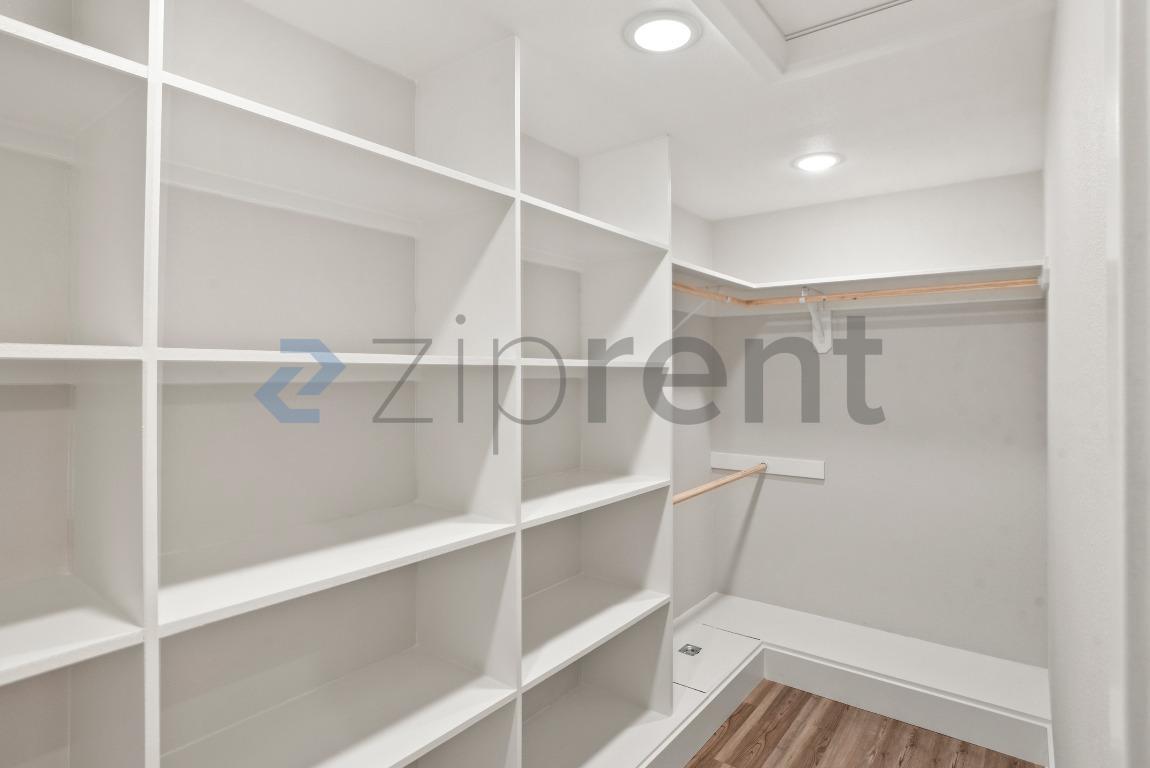 Building Photo - Unit
