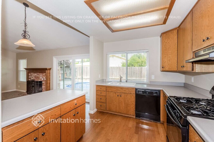 Building Photo - 1214 Cresthaven Dr
