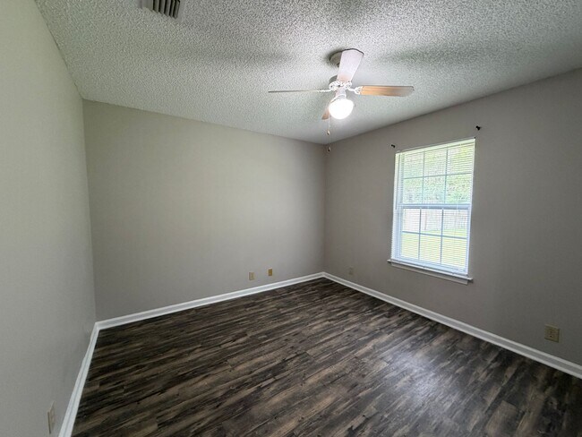 Building Photo - 401 Wild Grape Dr