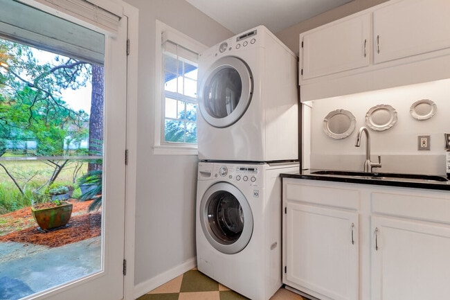 Building Photo - 412 St Charles Ct