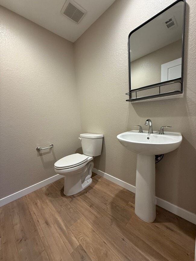 Building Photo - Stunning 3 bedroom and 2.5 bathroom home in McKinley Village!