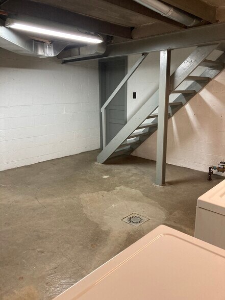 Building Photo - 709 Vallevista Ave