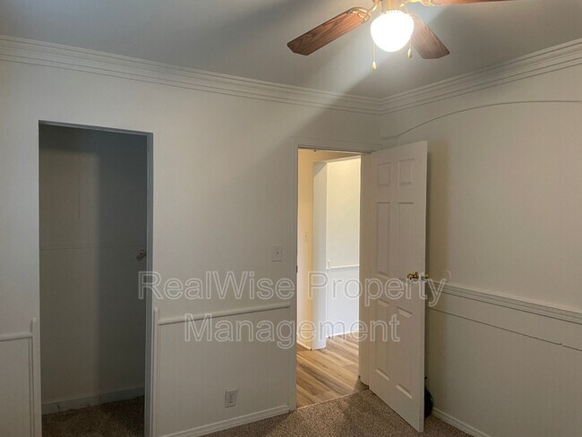 Building Photo - 300 Edwards St