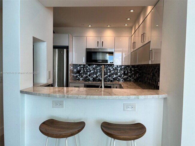 Building Photo - 2475 Brickell Ave