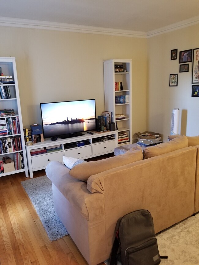 Building Photo - 4042 N Southport Ave