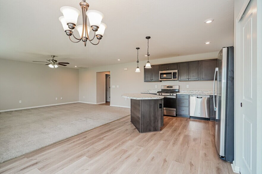 Building Photo - 4996 Crestbrook Dr