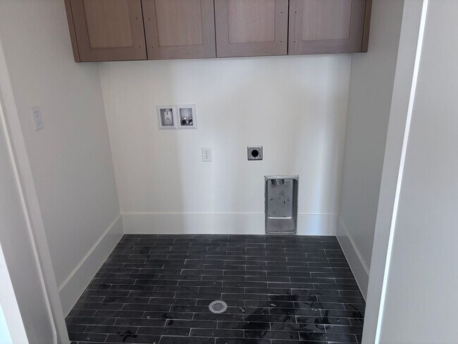 Building Photo - Gorgeous New Construction with 6 bed 4 bath plus Swimming Pool and RV Garage