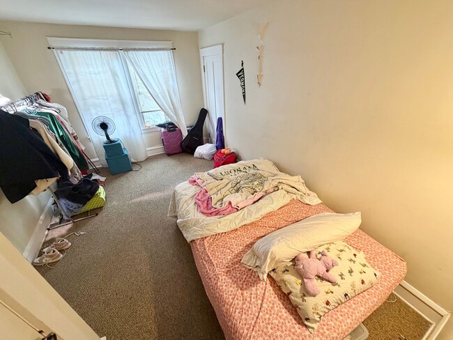 Building Photo - 3 Bedroom Apartment in Burlington VT Available NOW! OFF STREET PARKING, LAUNDRY, HEAT INCLUDED!