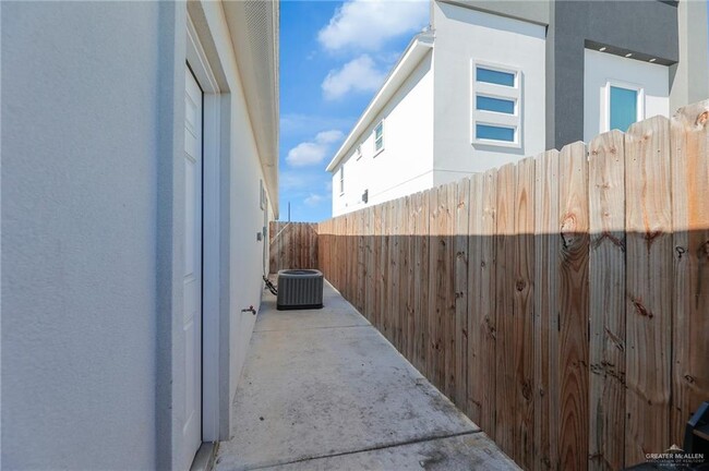 Building Photo - 15 S Colt Ln