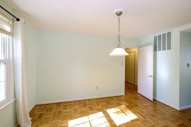 Building Photo - 647 Azalea Dr