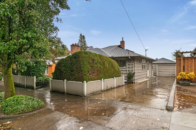 Building Photo - Sunny 4 BR home with lots of space!