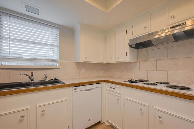 Building Photo - 605 Sorrento Dr