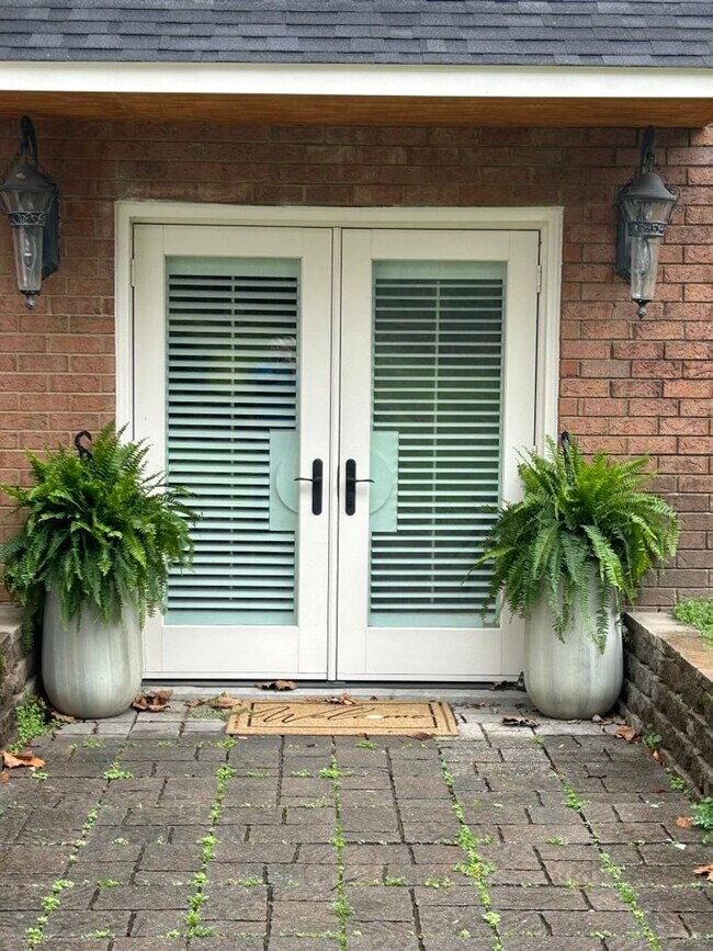 Building Photo - Lower Level Apartment in Beautiful Brentwo...