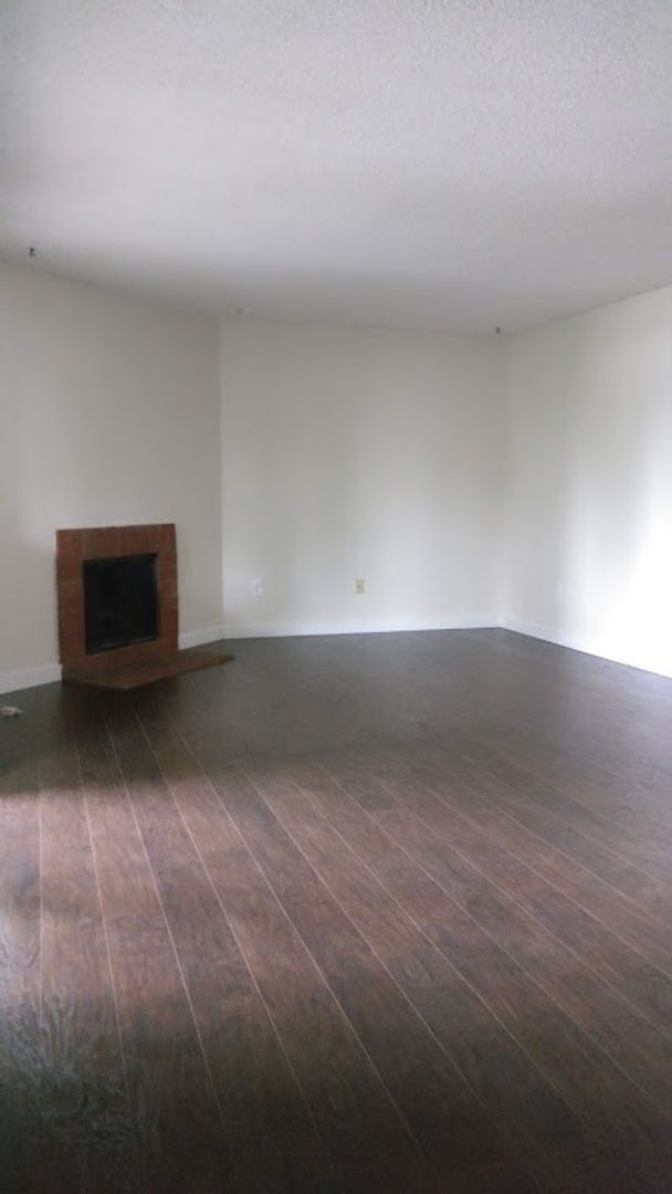 Building Photo - Beautiful Remodelled 2 Bedroom in Fir Cres...