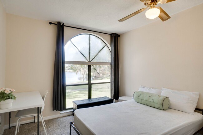 Building Photo - FOR RENT!!! STUNNING AND SPACIOUS SINGLE FAMILY HOME WITH LAKE VIEW...