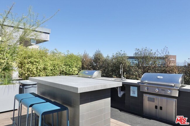 Building Photo - 527 Molino St