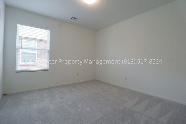 Building Photo - 2908 S Redwood Ave