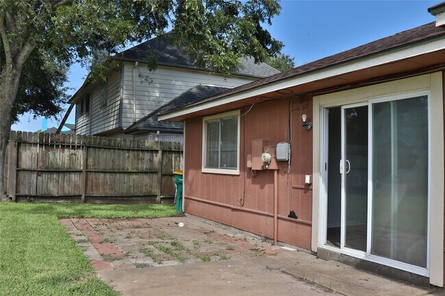 Building Photo - 2706 S Brompton Dr