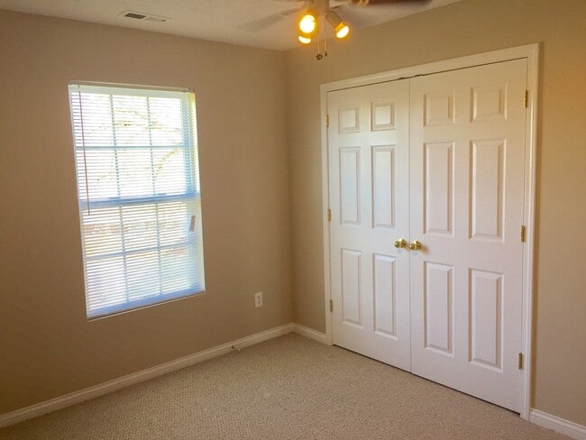 Building Photo - Beautiful Home in Quiet Cul-De-Sac Shelbyville! Basement!