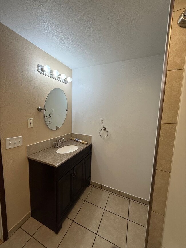 Building Photo - Newly Updated! 3 Bed/2 Bath House on a Lar...