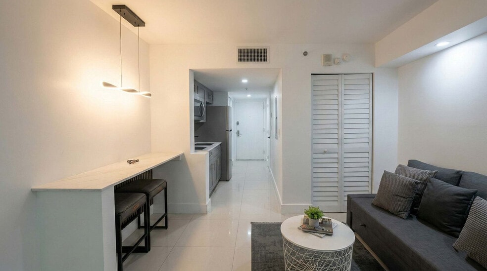 Building Photo - 1 SE 12th St