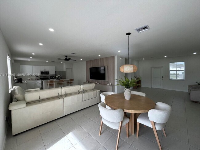 Building Photo - 29071 Ave