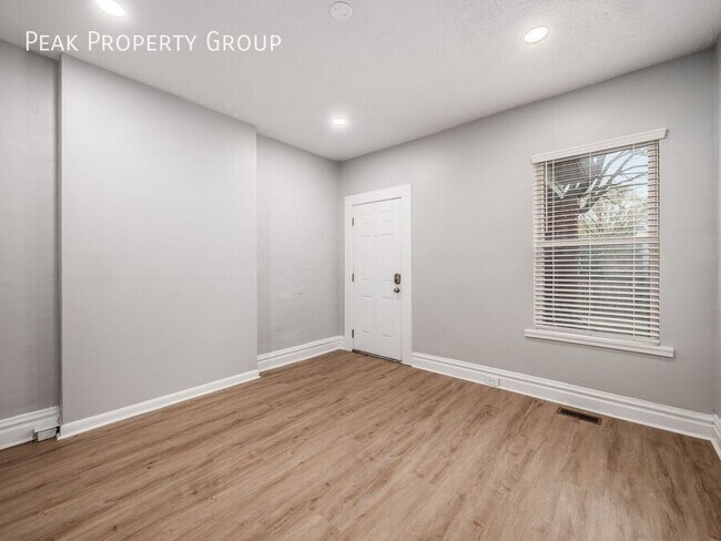 Building Photo - 418 E Mithoff St