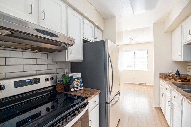 Primary Photo - Well Maintained 2 Bed, 2 Bath Townhome in ...