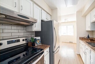 Building Photo - Well Maintained 2 Bed, 2 Bath Townhome in ...