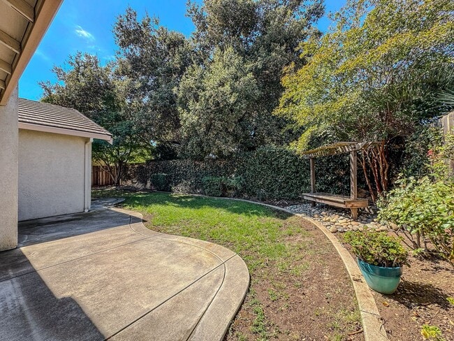 Building Photo - Lovely 3 Bedroom Home!