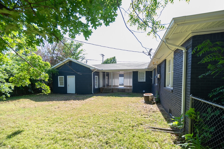 Building Photo - 2025 W Admiral Rd