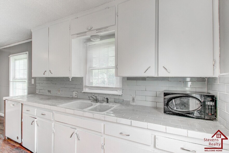 Building Photo - 1806 NW Lincoln Ave