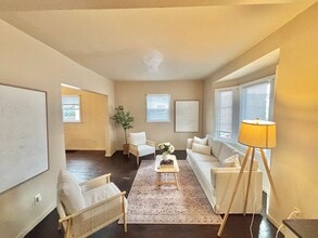 Building Photo - Spacious 3bd House | Driveway | Enclosed Porch