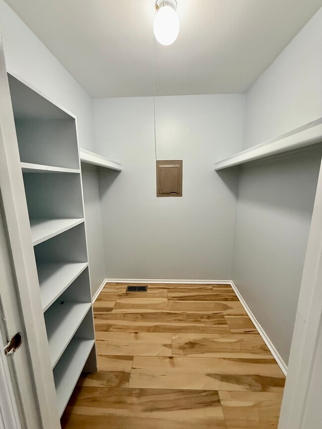 Building Photo - 330 Hampton Ct