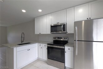 Building Photo - 427 NE Pine Island Ln