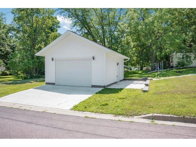 Building Photo - 857 Bradley Ave