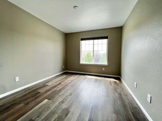 Building Photo - Spacious 5 Bed 3.5 Bath with Modern Upgrades!