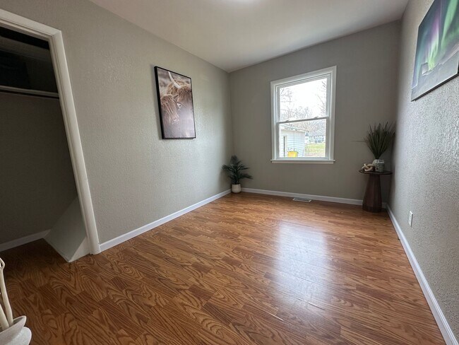 Building Photo - 3 bed, 1 1/2 bath Home for rent in Elk Run Heights