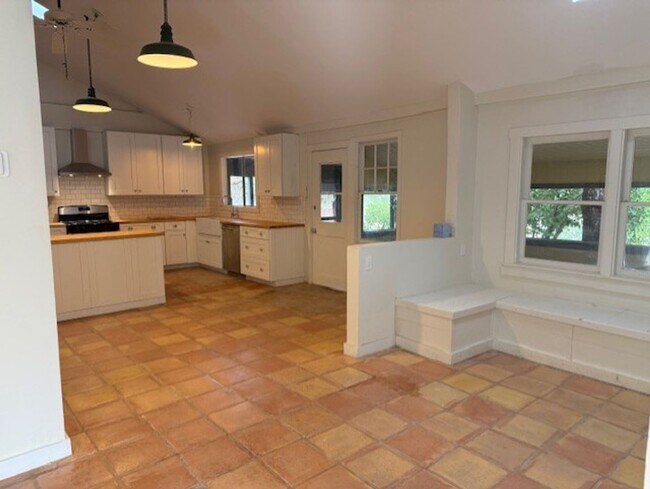 Building Photo - 326 Kindra Heights Rd