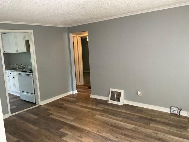 Building Photo - PRE-LEASING FOR APPROVED APPLICANTS! Great...