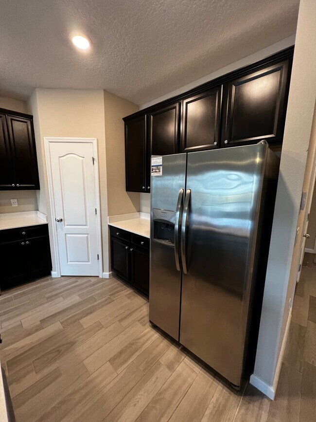 Building Photo - Beautiful 3 Bed 2.5 Bath Townhome with att...