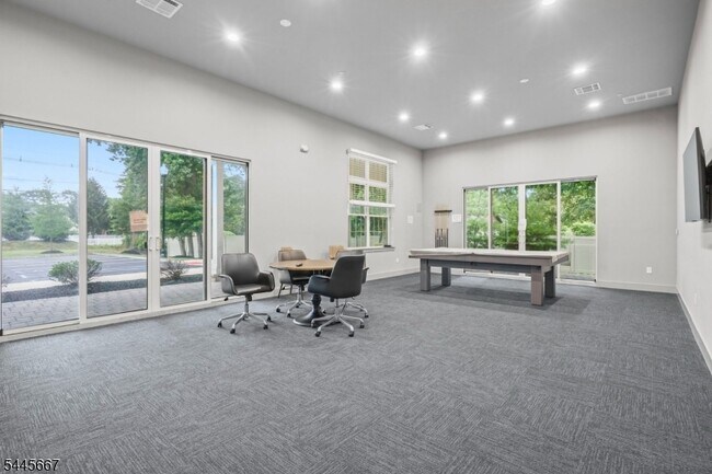 Building Photo - 723 Lorhan Dr