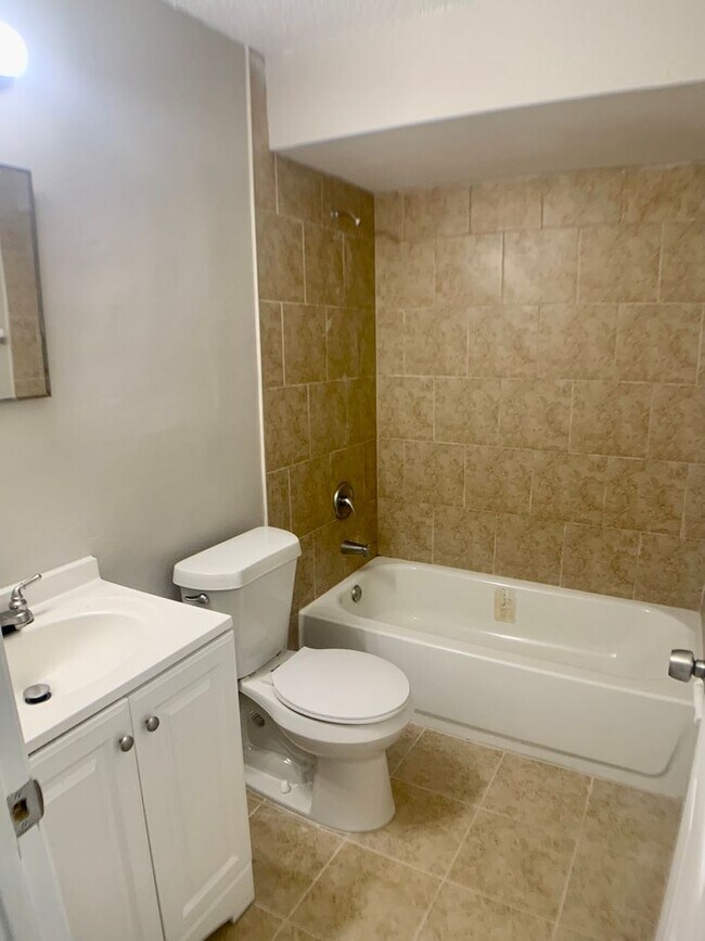 Building Photo - 1114 Birchwood Ct