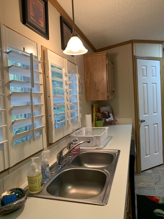 Building Photo - Furnished spacious 3/2.5 home. Corporate a...