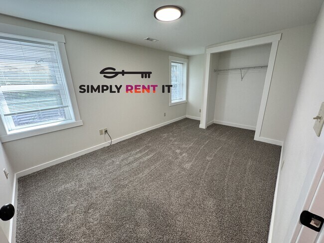 Building Photo - Renovated 2 Bedroom, 2 Bathroom on Campus! Available Now!