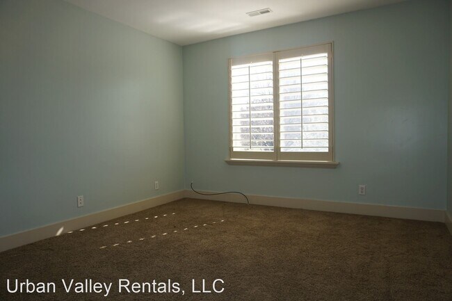 Building Photo - 4 br, 2.5 bath House - 222 E. Belle Glenn Cir